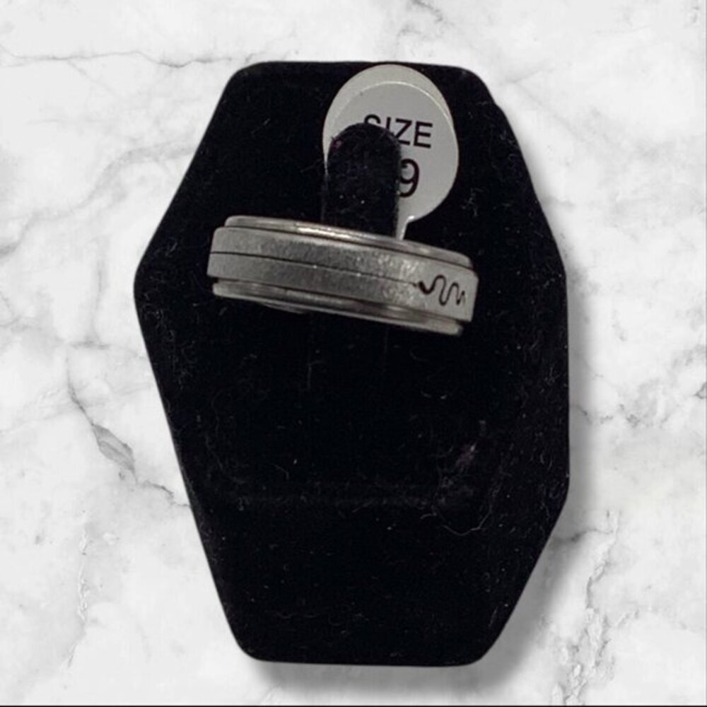 Stainless Steel Ring Unisex Size 9 Engraved Wave‎ Design Sliver Tone